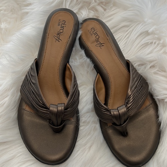🎉SALE🎉Euro soft Bronze Sandal by Sofft - Picture 6 of 8